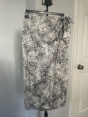 Nine West Black White Wrap Skirt Size M Elastic Waist Workwear